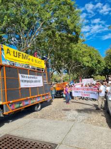 Ato da Educao CAMINHADA PELA NEGOCIAO - UFMG at Mineiro